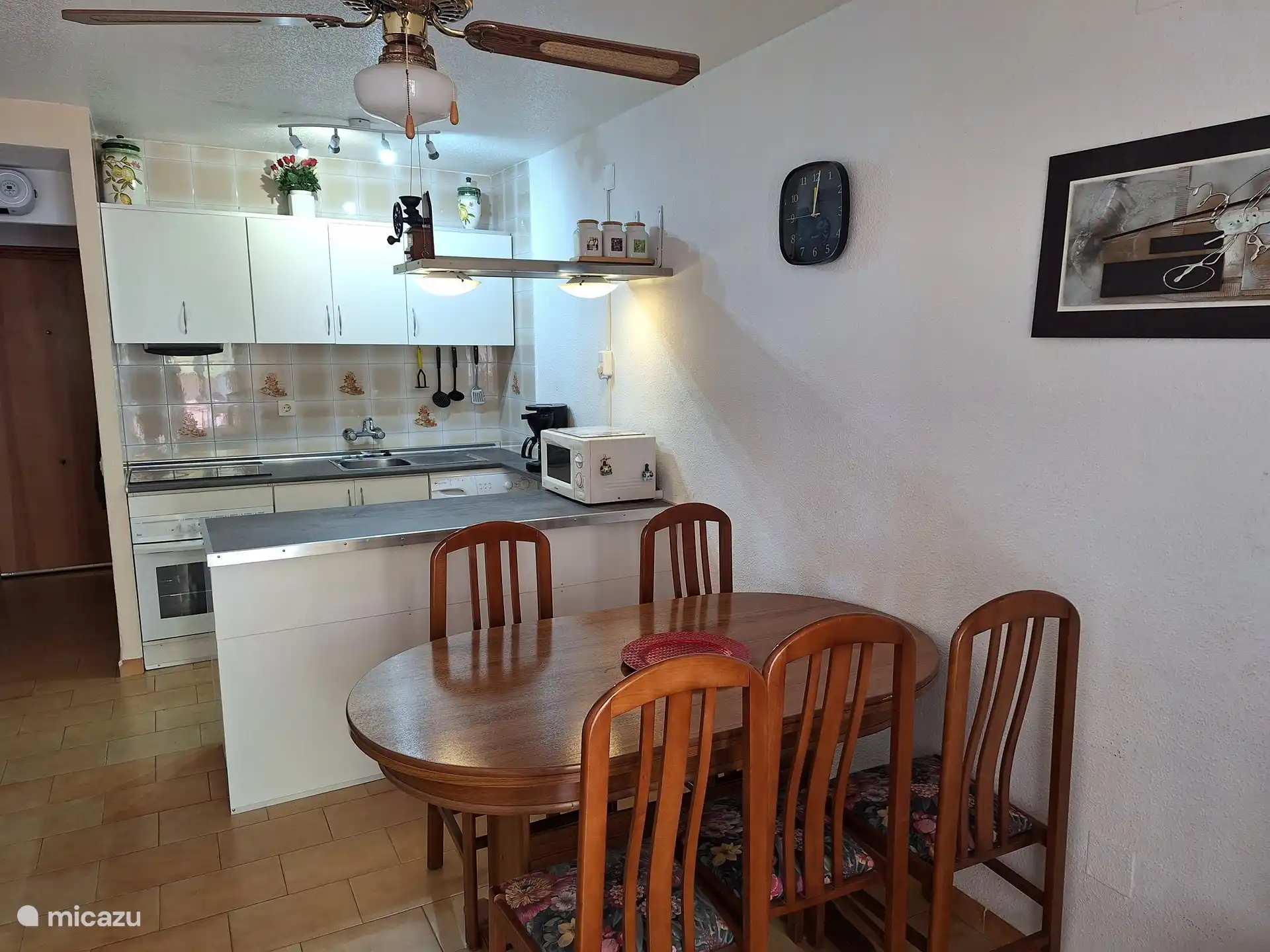 In this kitchen you will find everything you need, oven, microwave, coffee and tea corner, washing machine and fridge.