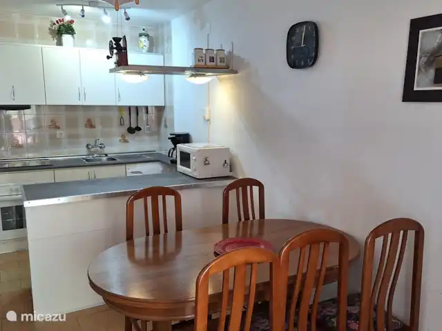 apartamento en España, Costa Blanca, Torrevieja – Apartamento La Paz En esta cocina encontrarás todo lo que necesitas, horno, microondas, rincón de café y té, lavadora y nevera.