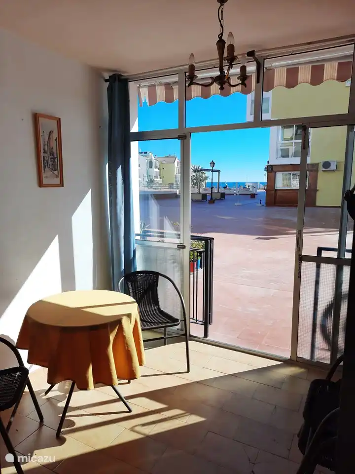 From under the awning you can easily overlook the courtyard and also the sea, while you sit on the cozy garden set. In this separate conservatory there are two bicycles, free use, with various beach equipment.