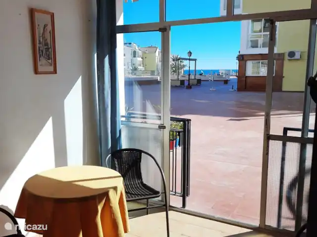 apartamento en España, Costa Blanca, Torrevieja – Apartamento La Paz Desde debajo del toldo se puede ver fácilmente el patio y también el mar, mientras se sienta en el acogedor conjunto de jardín. En este invernadero separado hay dos bicicletas, de uso libre, con diversos equipos de playa.