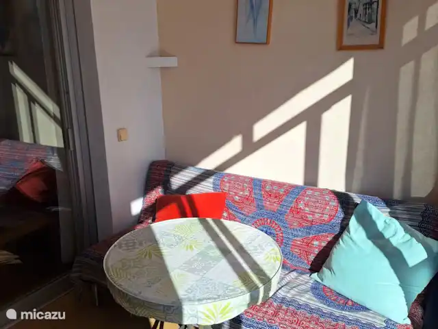 apartamento en España, Costa Blanca, Torrevieja – Apartamento La Paz Desde la sala de estar con cocina abierta una vista a través del invernadero donde las bicicletas están visiblemente presentes.