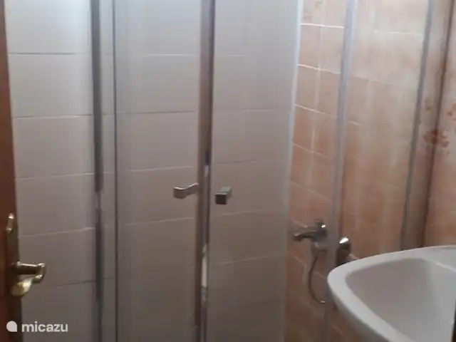 apartamento en España, Costa Blanca, Torrevieja – Apartamento La Paz Cuarto de baño con ducha esquinera, lavabo e inodoro.