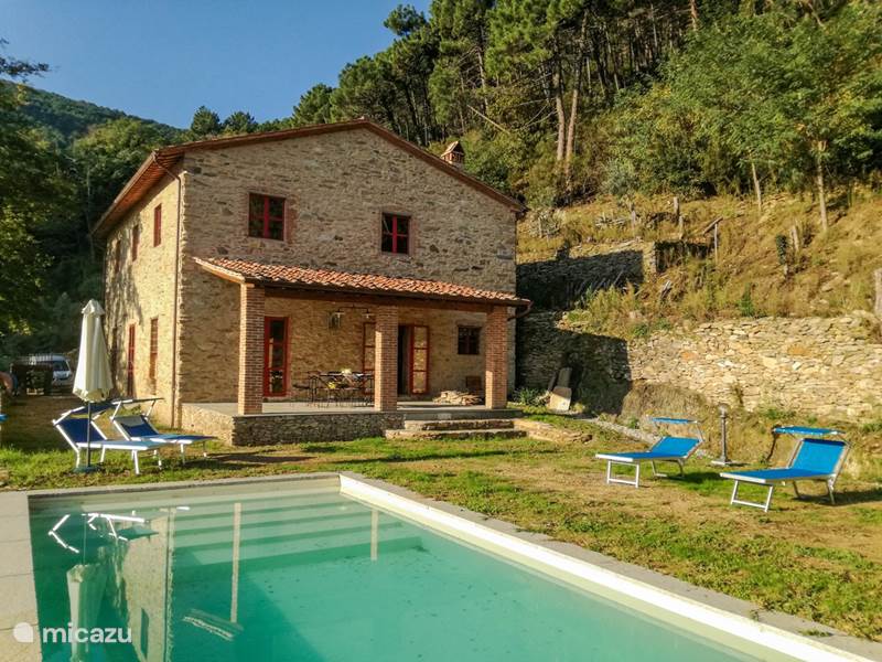Casa vacacional Italia, Toscana, Buti Villa Cerca de Lucca - casa con piscina privada