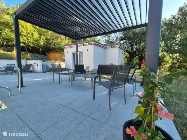 La Maison Blanche | France, Ardèche, Rompon - villa Un endroit charmant à l’ombre au bord de la piscine.