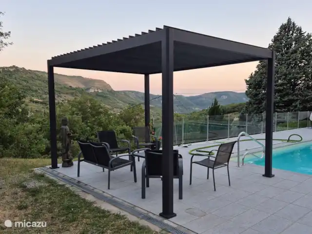 La Maison Blanche | France, Ardèche, Rompon - villa Les lames de cette pergola sont réglables manuellement pour réguler la quantité d’ensoleillement.