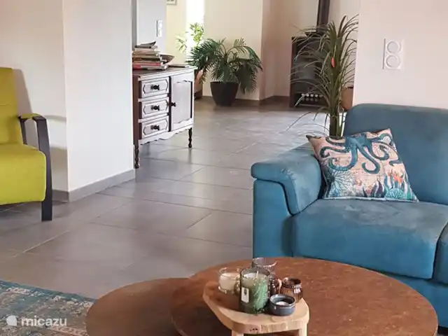 La Maison Blanche | France, Ardèche, Rompon - villa Vue du salon vers la cuisine.