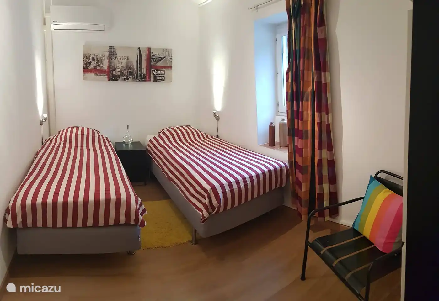 Chambre nr3, avec air conditionné, chaise et placard.