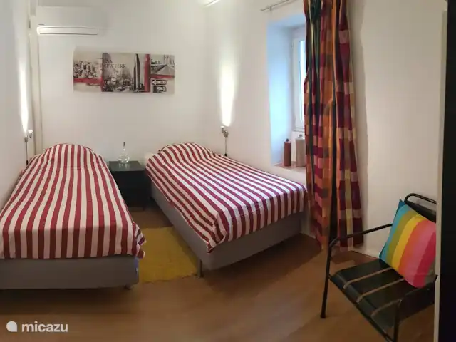 La Maison Blanche | France, Ardèche, Rompon - villa Chambre nr3, avec air conditionné, chaise et placard.