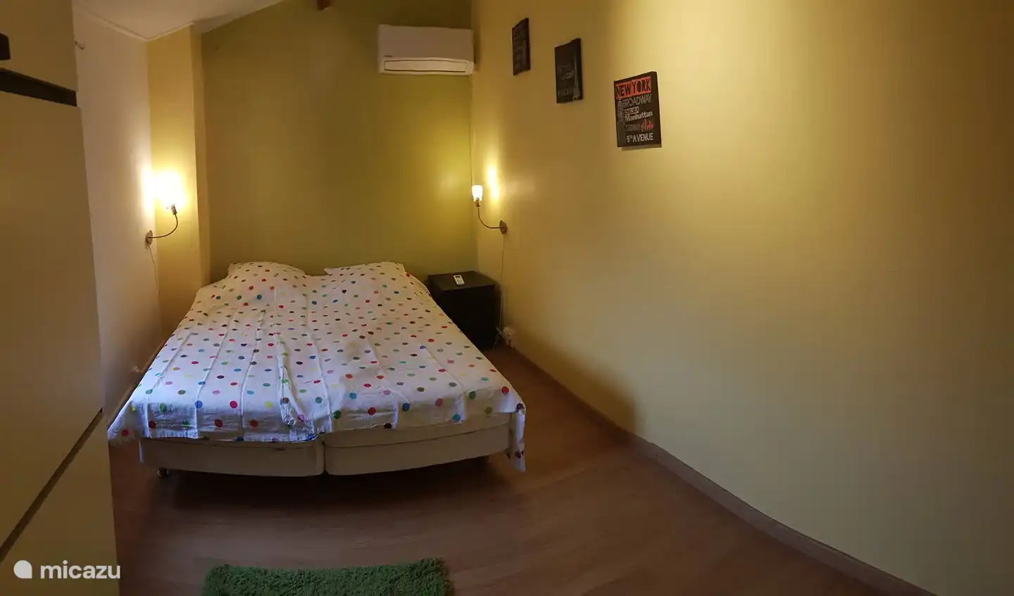 Chambre nr2, avec climatisation, chaise et placard.