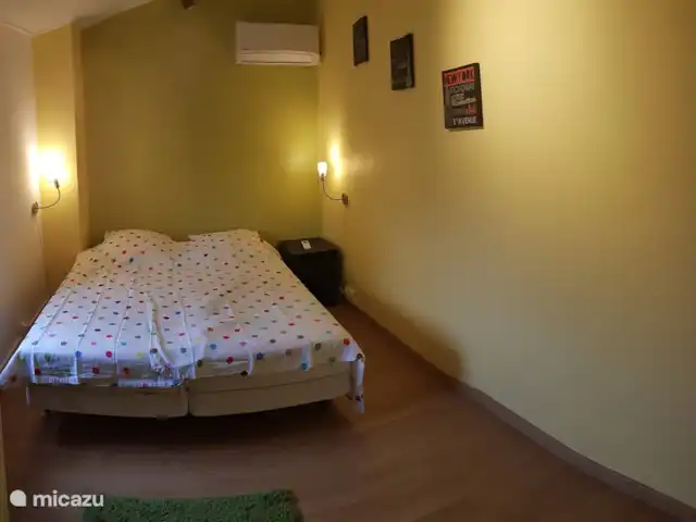 La Maison Blanche | France, Ardèche, Rompon - villa Chambre nr2, avec climatisation, chaise et placard.