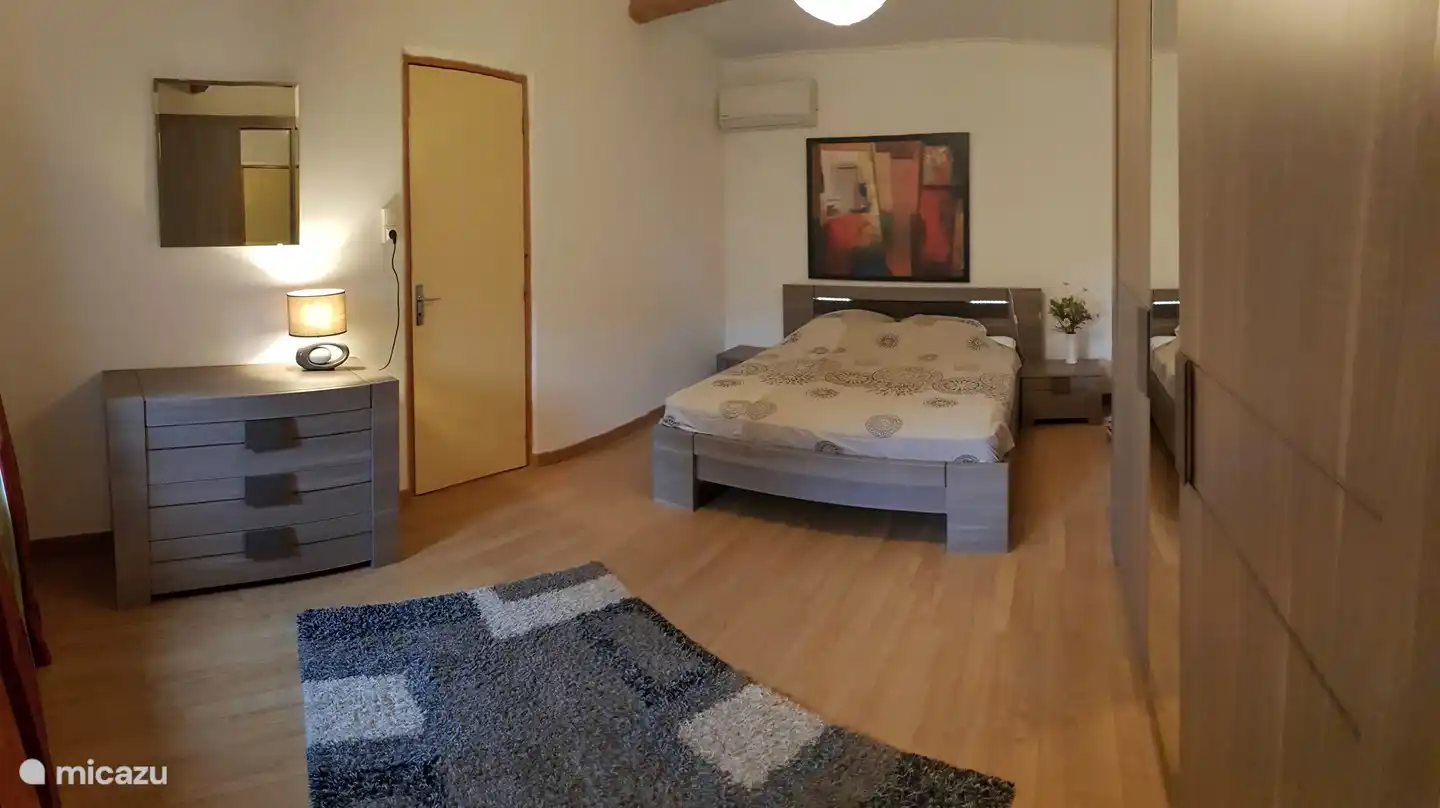 Chambre nr4, avec climatisation et grand placard.