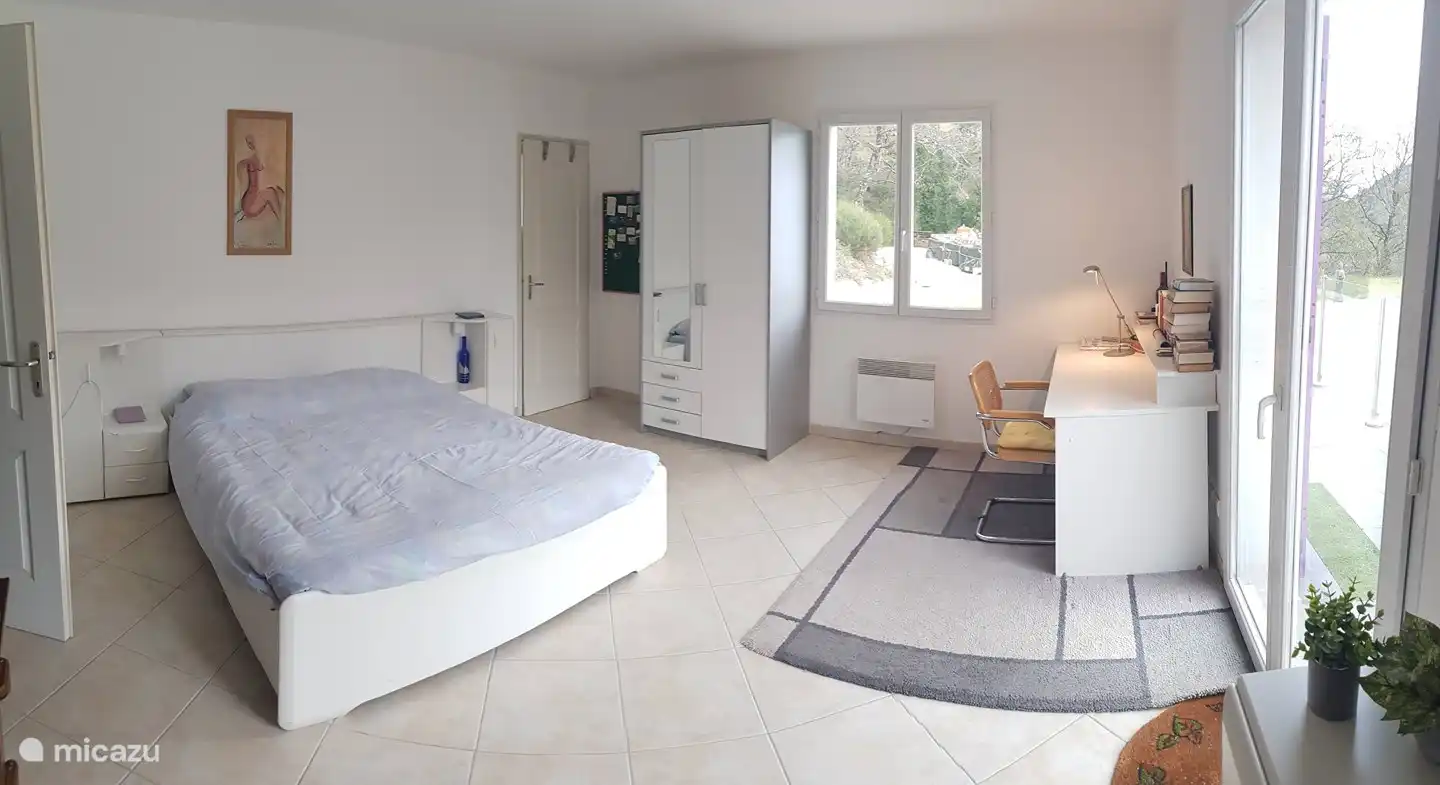 Chambre 1, rez-de-chaussée. Portes-fenêtres à la terrasse de la piscine.