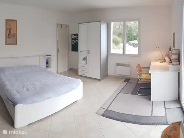 La Maison Blanche | France, Ardèche, Rompon - villa Chambre 1, rez-de-chaussée. Portes-fenêtres à la terrasse de la piscine.