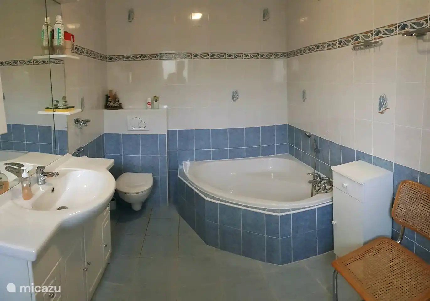 Salle de bain attenante au rez-de-chaussée dans la chambre 1; il y a aussi une douche séparée dans cette chambre