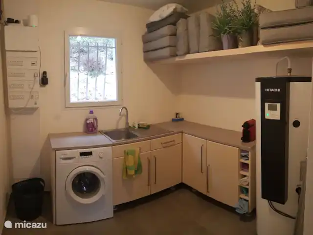 La Maison Blanche | France, Ardèche, Rompon - villa Buanderie avec lave-linge et accès à une salle de bain moderne comprenant des toilettes invités