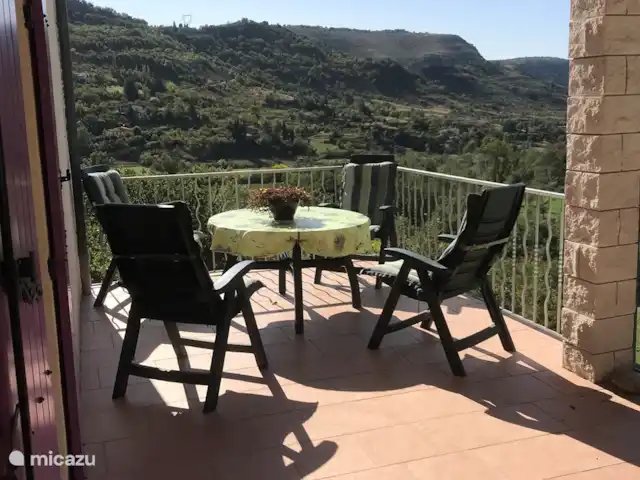 La Maison Blanche | France, Ardèche, Rompon - villa Terrasse à l'avant avec vue sur la vallée.