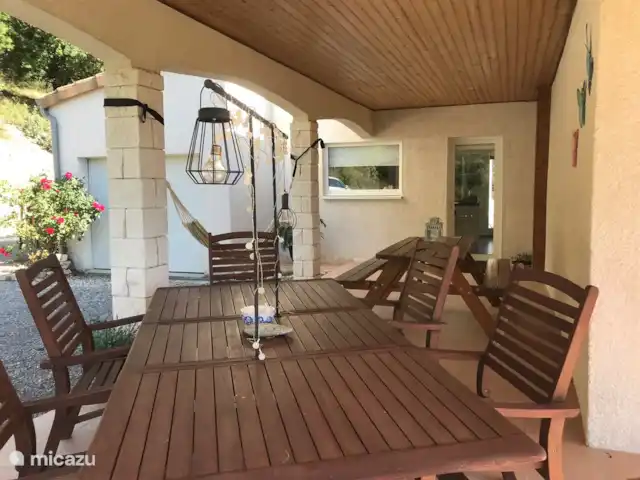 La Maison Blanche | France, Ardèche, Rompon - villa Terrasse couverte à l'avant.