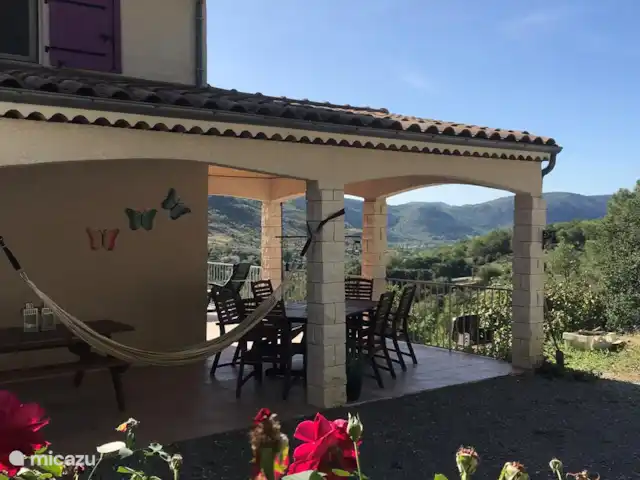 La Maison Blanche | France, Ardèche, Rompon - villa Toujours de l'ombre sur la terrasse couverte, et une belle vue sur la vallée.