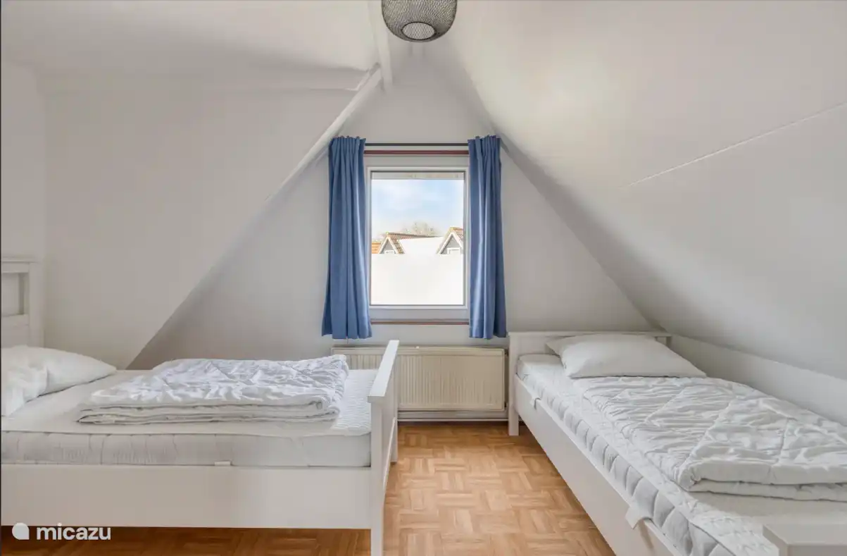 Slaapkamer op verdieping met 2 x 1 persoonsbed