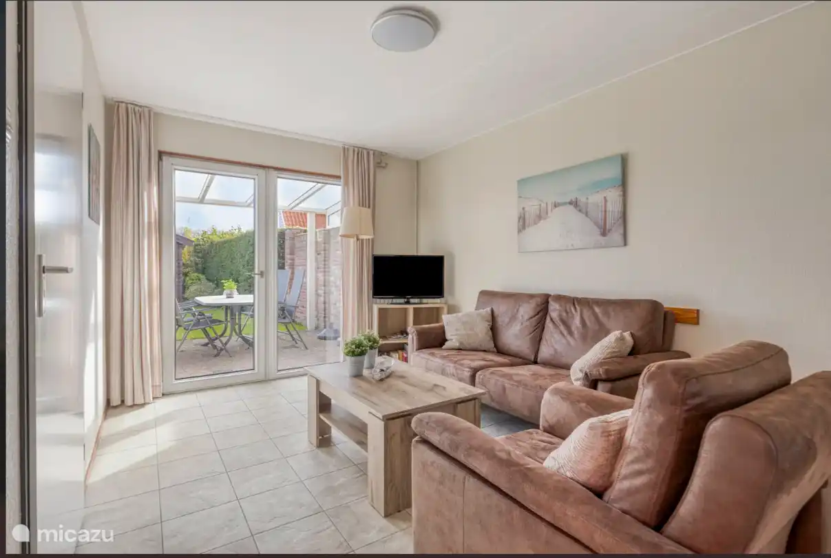Knusse woonkamer met tv en 2+1 bankstel