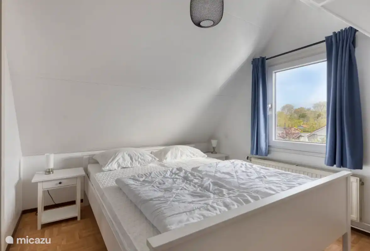 Slaapkamer op verdieping met 2 persoonbed