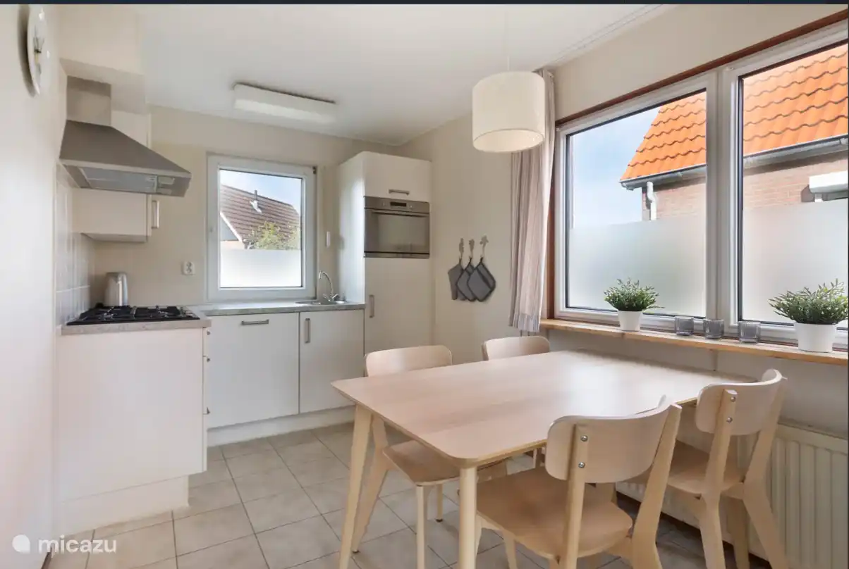 Eethoek met tafel en 4 stoelen