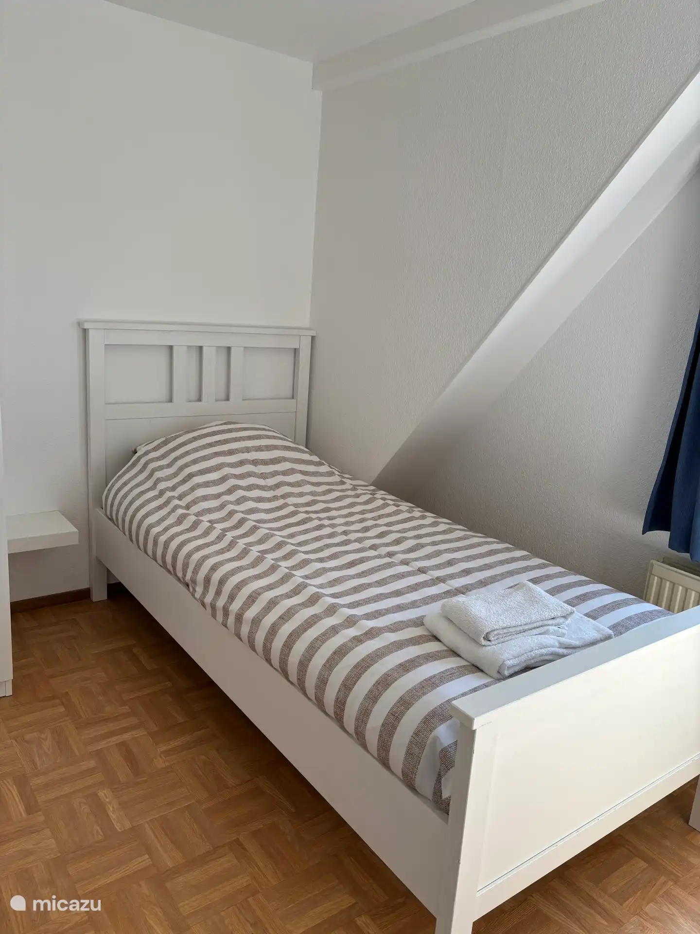 Slaapkamer voorzijde vakantiewoning Oostkapelle - 2 x 1 persoonsbed