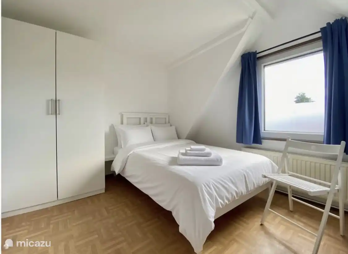 Slaapkamer met 2x 1 persoonsbed op 1e verdieping