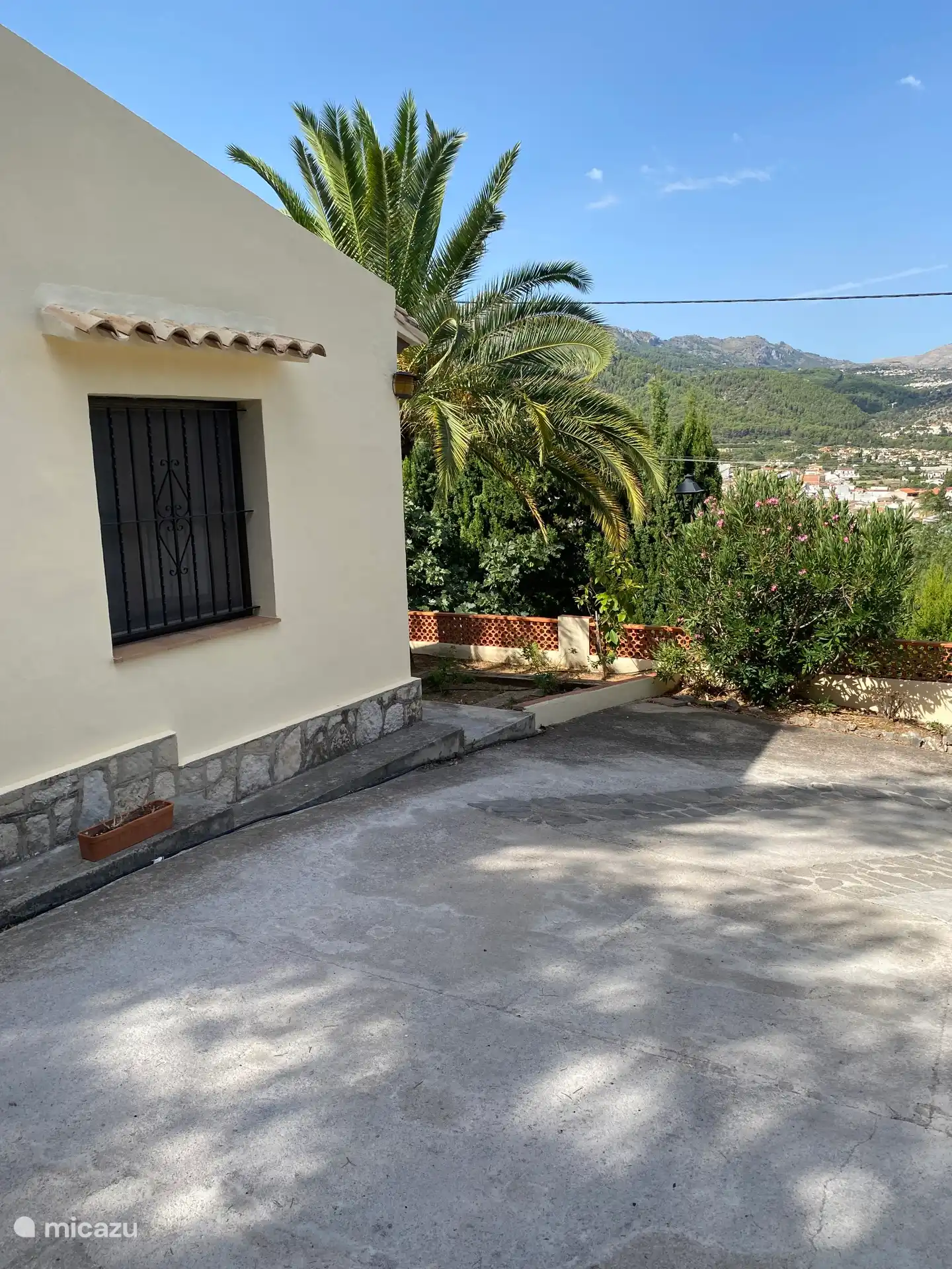 Casa Virginia verf&#252;gt &#252;ber ausreichend Parkpl&#228;tze. Schon wenn man die Auffahrt hinaufgeht, w&#228;hnt man sich mit der Palme und dem Lorbeer in einer mediterranen Atmosph&#228;re