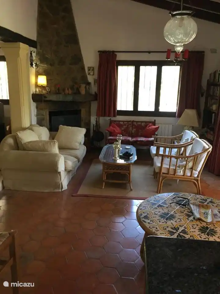 Komfortables gro&#223;es Wohnzimmer mit Terrassent&#252;ren zum Balkon, TV-Raum mit kostenlosem WLAN.