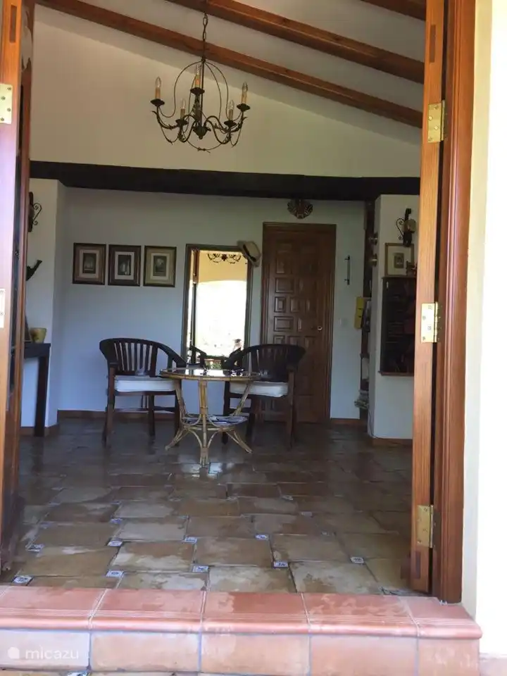 Gro&#223;er ger&#228;umiger Flur mit traditionellen spanischen Terrassent&#252;ren