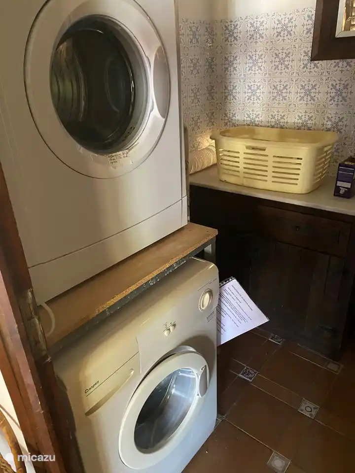 Casa Virginia verf&#252;gt &#252;ber eine Waschmaschine und einen Trockner. In diesem Raum gibt es auch eine 3. G&#228;stetoilette