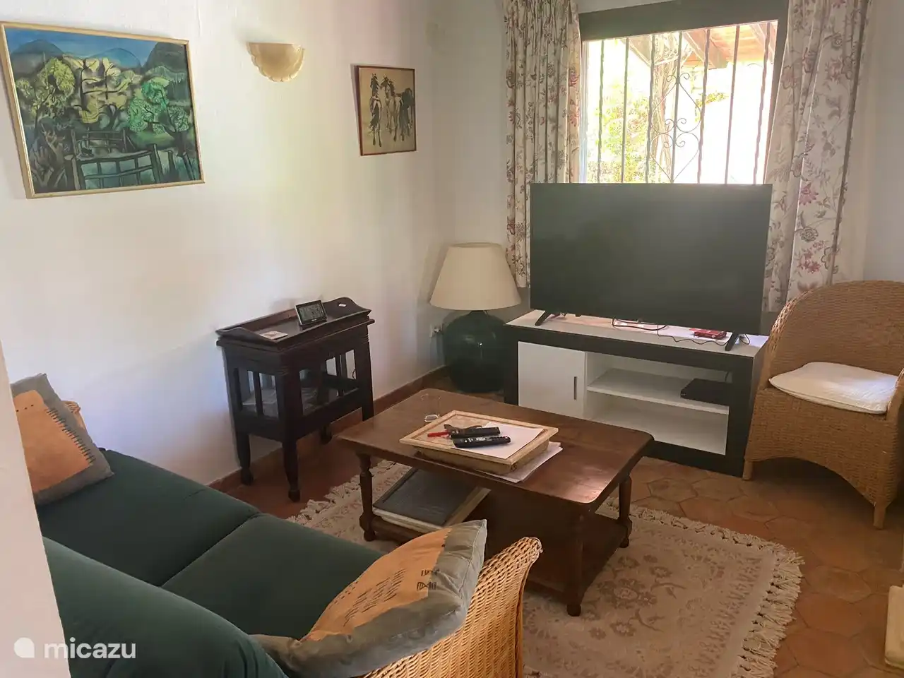 Fernsehraum mit niederl&#228;ndischem und englischem Satellitenfernsehen. Der Fernseher hat einen USB-Eingang