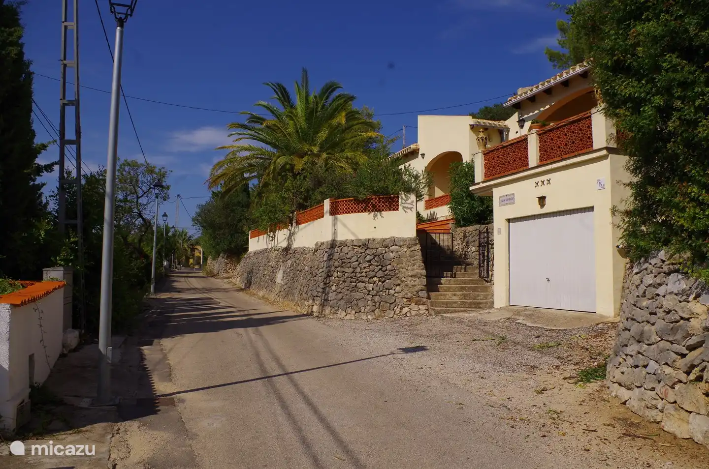 Sie wohnen in dieser sch&#246;nen, einst&#246;ckigen, traditionellen spanischen Villa, 15 Gehminuten vom Dorfzentrum entfernt
