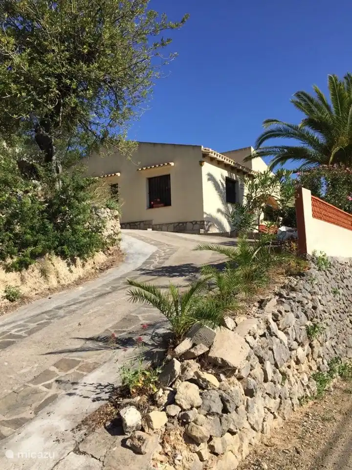 Casa Virginia hat nur eine Treppe. Das Haus ist &#252;ber die Auffahrt gut zu erreichen. Auch f&#252;r Menschen, die weniger in der Lage sind, Treppen zu steigen. Es gibt gen&#252;gend Parkpl&#228;tze sowohl vor der Garage als auch oberhalb der Einfahrt