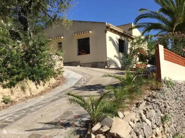 Casa Virginia huren in Spanje, Costa Blanca, Orba - vakantiehuis Casa Virginia kent alleen maar een trap. Via de oprit is het huis eenvoudig te bereiken. Ook voor mensen die minder goed trappen kunnen lopen. Er is ruime parkeergelegenheid zowel voor de garage als boven op de oprit