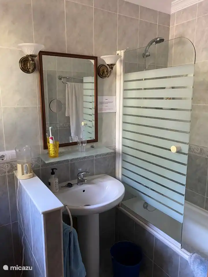 Badezimmer mit Toilette und Badewanne