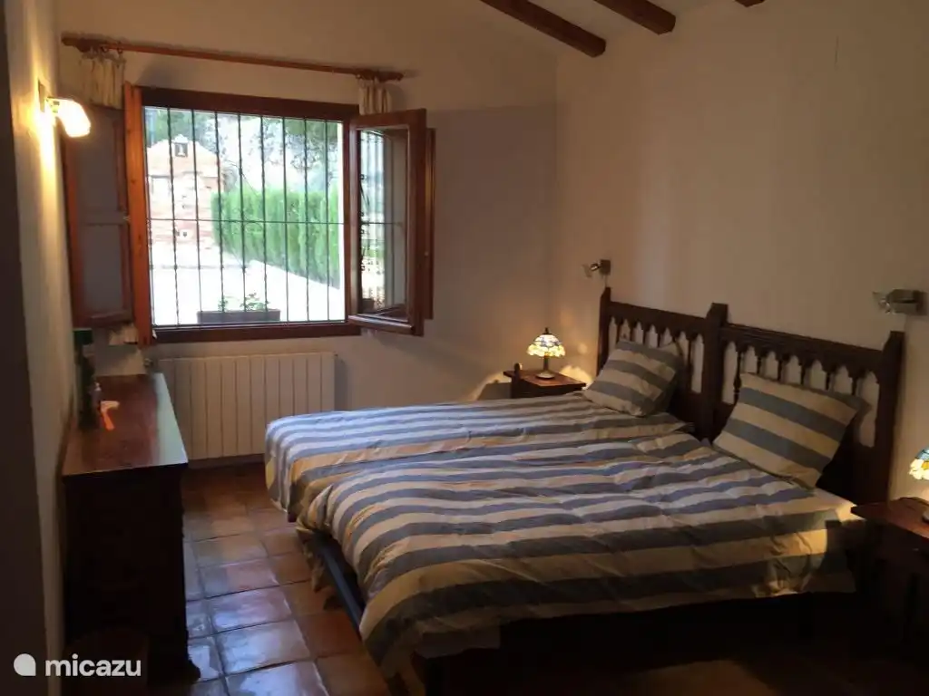 Schlafzimmer mit 2 Betten. Matratzengr&#246;&#223;e 90 x 185 Pr&#228;sentieren Sie Kommoden und gro&#223;e Einbauschr&#228;nke