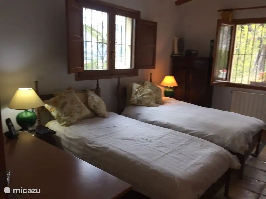 Schlafzimmer mit 2 Betten. Gr&#246;&#223;e Matratze 90 x 200 cm