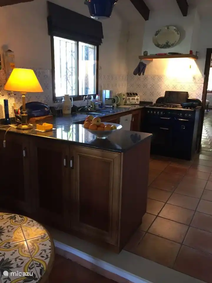 F&#252;r die Hobbyk&#246;che unter uns! Voll ausgestattete offene K&#252;che mit Elektroofen und einem Gasofen. Die K&#252;che ist komplett ausgestattet. Es wurde an alles gedacht, um Ihren G&#228;sten ein optimales Essen zu bieten