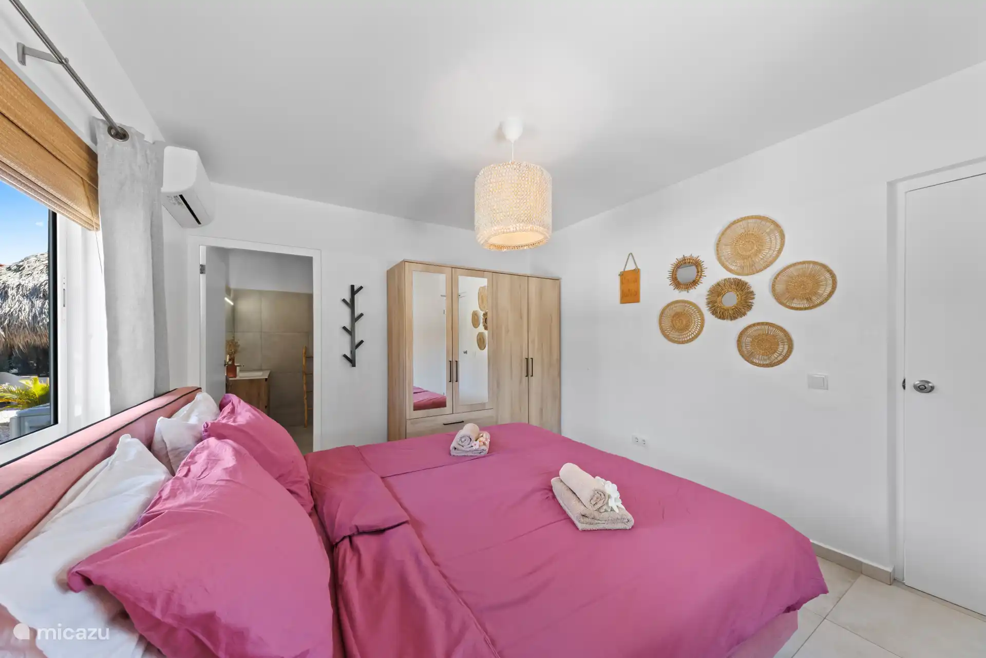 Slaapkamer met badkamer en Suite