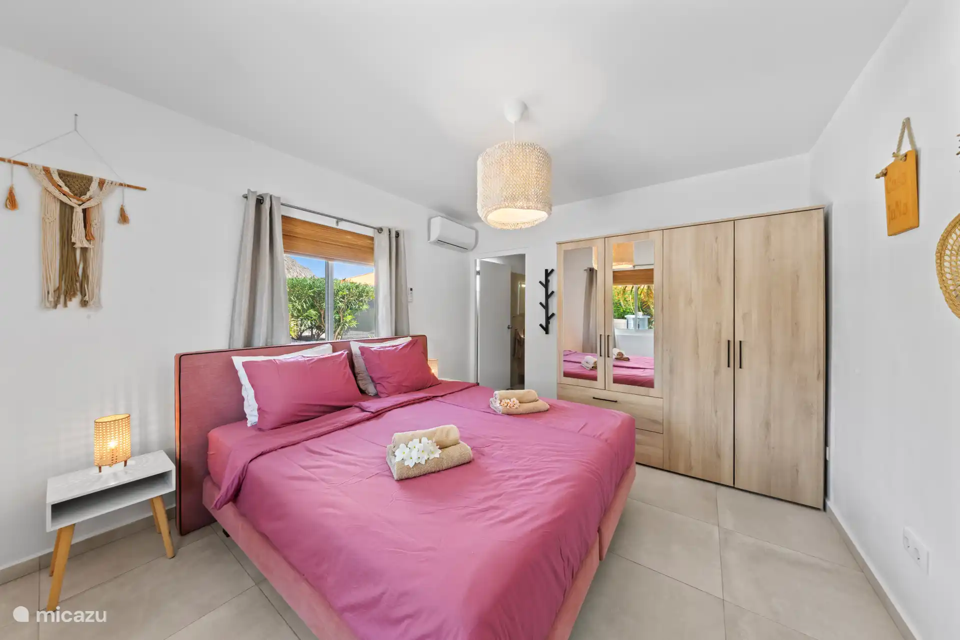 Slaapkamer met badkamer en Suite