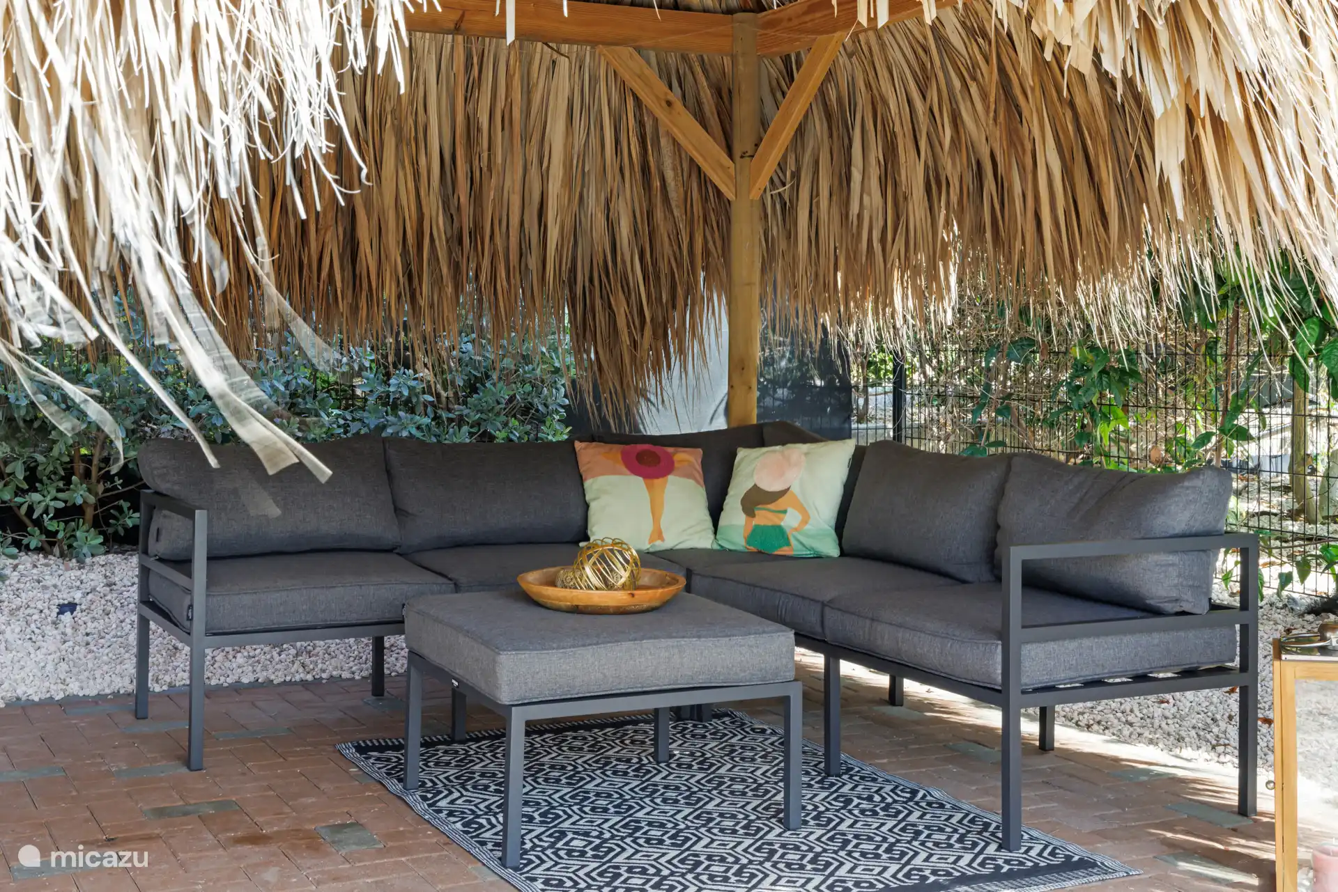 Loungen op de loungeset onder palapa.