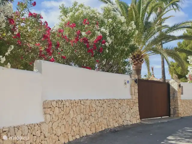 Casa Paulanni - Moraira / Benissa huren in Spanje, Costa Blanca, Benissa - vakantiehuis straatmuur met poort en planten in bloei
