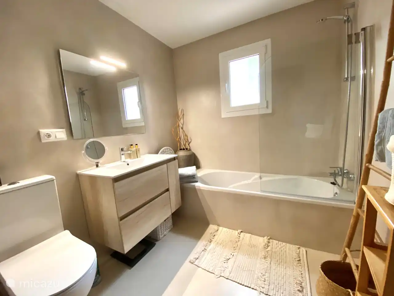 Baignoire 2 avec transat, toilettes, lavabo