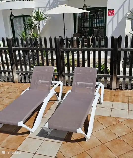 Sonnenliegen am Pool direkt vor der Wohnung