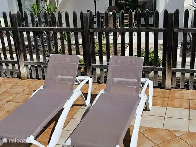 casa lisa en España, Fuerteventura, Corralejo - apartamento Tumbonas en la piscina justo enfrente del apartamento