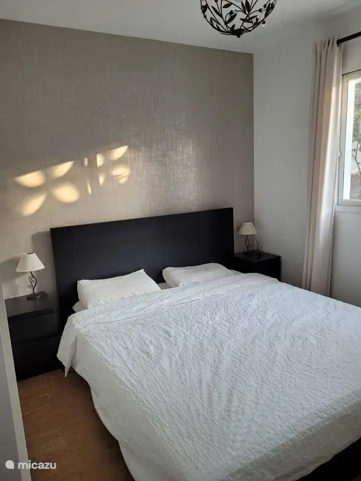 Schlafzimmer mit Doppelbett und großem Kleiderschrank