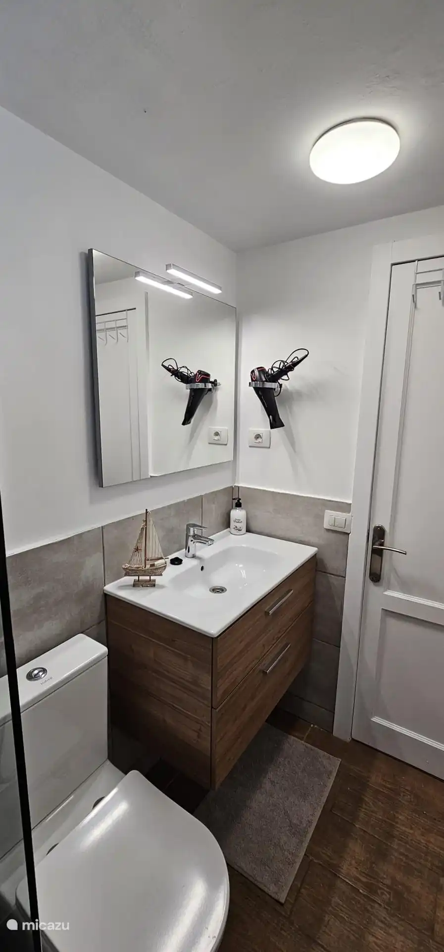 Bad, Handtücher und Haartrockner sind vorhanden.