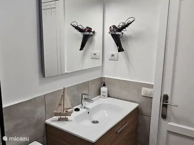 casa lisa en España, Fuerteventura, Corralejo - apartamento Baño, ropa de baño y secador de pelo disponibles.